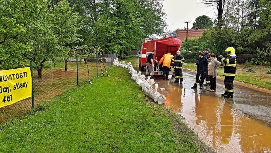 Po bouřce zůstávaly zatopené sklepy a zanesené silnice
