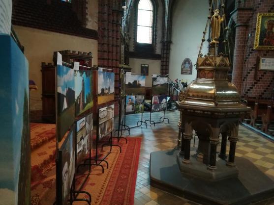 Výstava fotografií barokních kostelů Tempus fugit se zastavila v Nowe Rudě