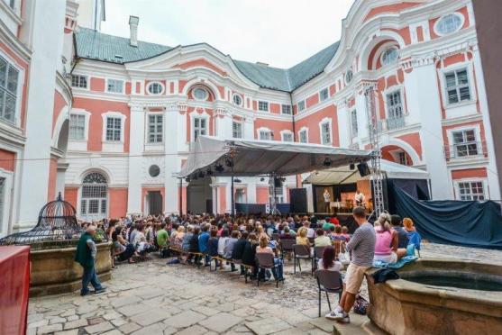 Broumovští ochotníci naservírovali mátové a citronové thé