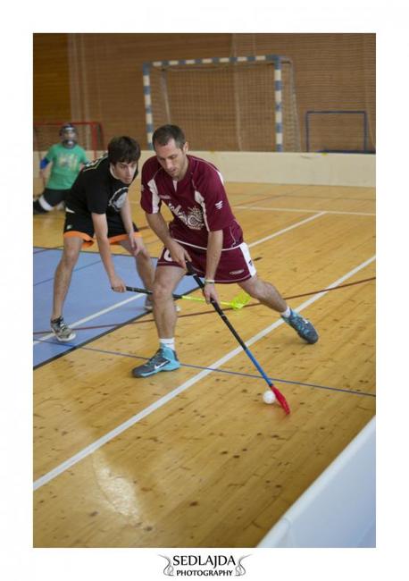 Polický florbalový tým AZ Vrátno vede bez ztráty bodu broumovskou ligu