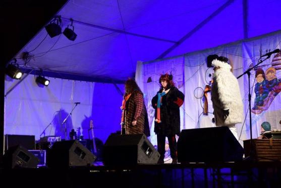 Na broumovském náměstí od včerejšího večera září modrobílý vánoční strom