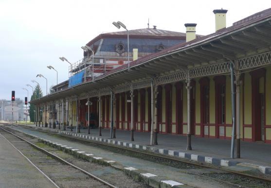 V Meziměstí se opravuje nádražní budova. Fasádu bude mít z období 19. století