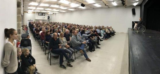 Vstupenky na "Cimrmany" byly vyprodány dříve, než byly vyvěšeny plakáty. Standing ovation následovalo hned po poslední větě herců