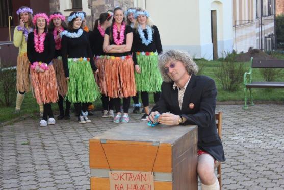 Vzpomínky jim nikdo nevezme. Studenti gymnázia se rozloučili se školou a spolužáky