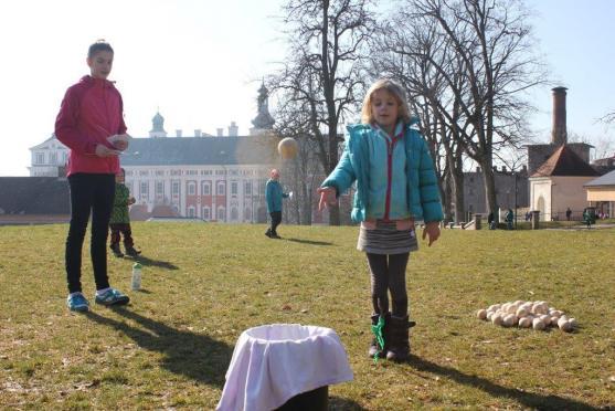 Hledání kuřátek přilákalo do kláštera téměř dvě stě dětí