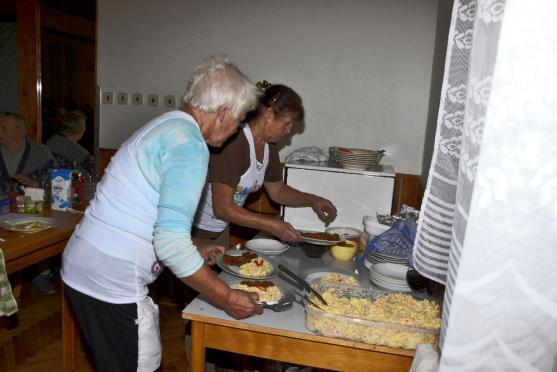 Ve Vernéřovicích spořádali 42 kilogramů bramborového salátu a k tomu sto řízků