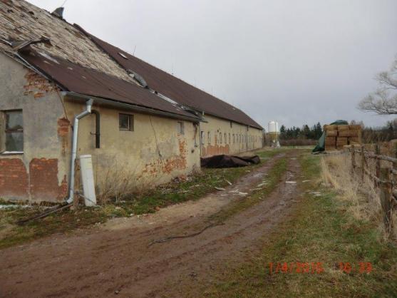 Poryv větru strhl střechu vepřína v Rožmitále