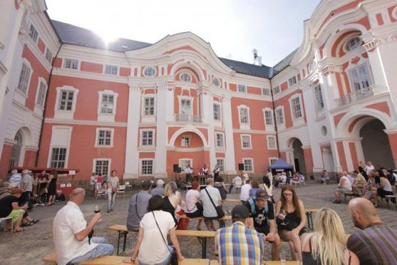 Dobročinný večer a Vinum et Cetera lákaly do broumovského kláštera