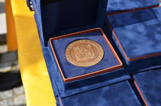 Den kraje představil a ocenil výjimečné osobnosti i zasloužilé příslušníky záchranných složek. Pamětní medaile hejtmana převzali i osobnosti z Broumovska 