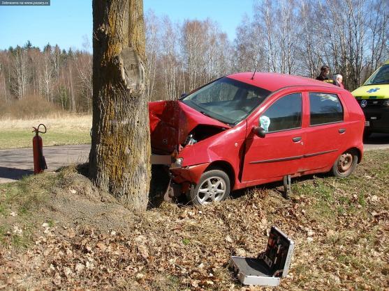 Pro zraněného řidiče, který narazil do stromu, přiletěl vrtulník