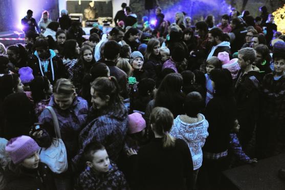 Strašidelnou Alejku letos znovu naplnila strašidla, děti a jejich smích