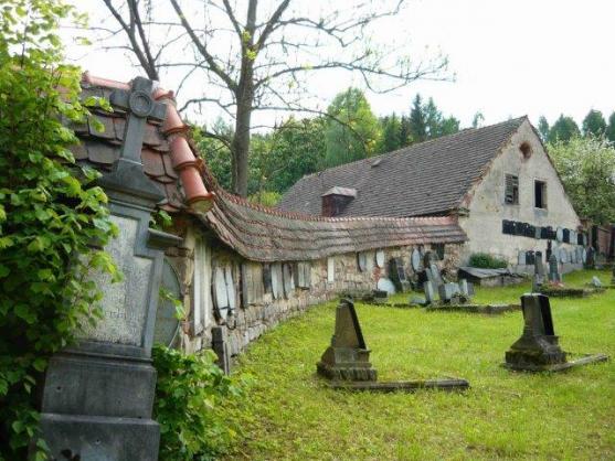 V Martínkovicích obnovují kamenný kříž s postavou Krista