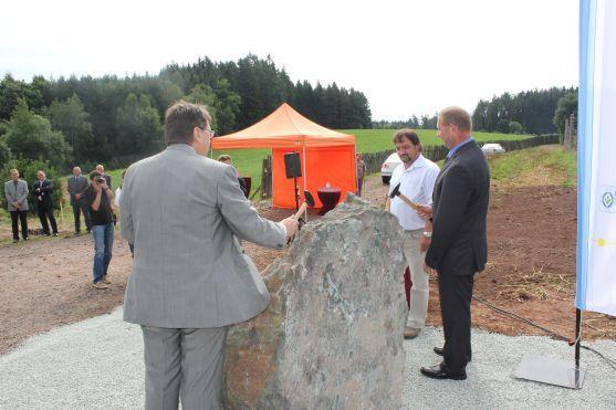 Poklepáním na základní kámen byla dnes symbolicky zahájena rekonstrukce silnice do Broumova přes Pasa