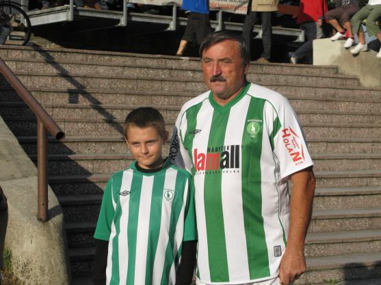 Antonín Panenka a tým jeho spoluhráčů z Bohemians Praha potěšili fotbalové fanoušky v Teplicích nad Metují