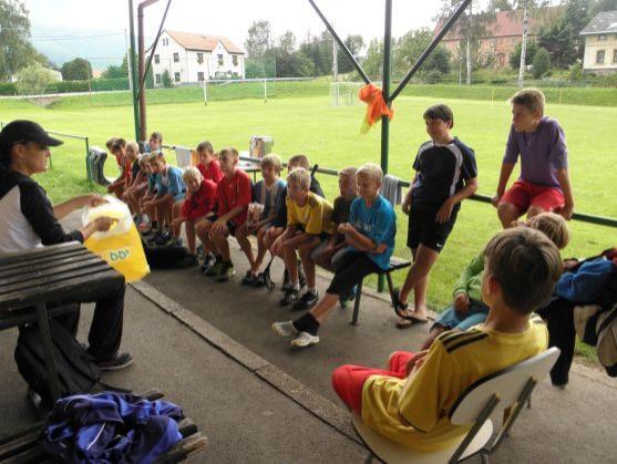 Broumovské mladší žáky na soustředění potrénoval bývalý fotbalový ligový brankář Karel Podhajský