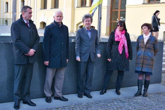 Počtvrté v historii Královéhradeckého kraje vlaje na oficiálním stožáru na nádvoří krajského úřadu tibetská vlajka