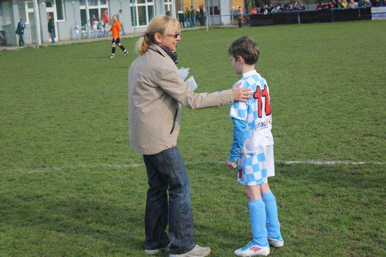 Poslankyně Zdeňka Horníková zahájila fotbalové derby v Broumově