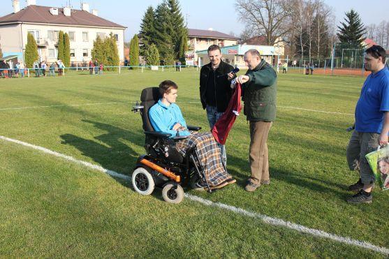 Fotbalisté Hejtmánkovic obdarovali Martina Rozuma. A vzápětí rozstříleli Meziměstí