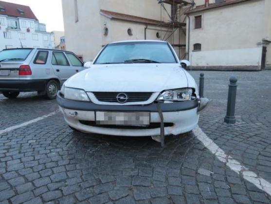 Policisté vyšetřují dopravní nehodu na náchodském náměstí