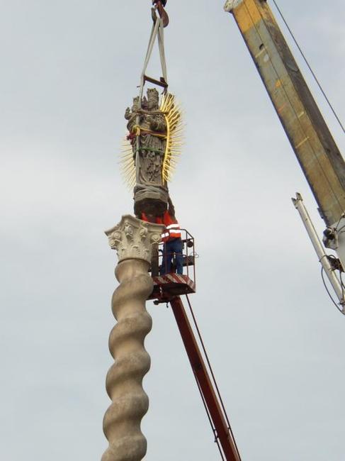 Vrcholová socha Panny Marie sloupu na broumovském náměstí je zpět