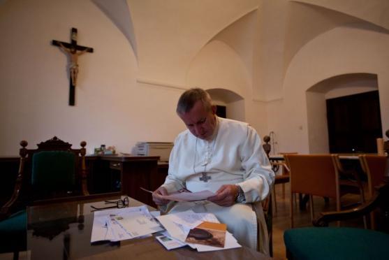 Nový želivský opat převzal požehnání z rukou královéhradeckého biskupa