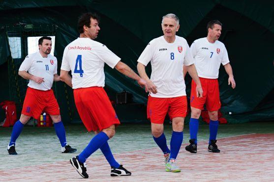 Tým starostů po penaltovém rozstřelu své loňské vítězství v teplickém turnaji neobhájil