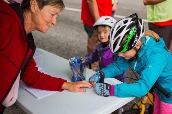 Petrovické zatáčky lákaly k jízdě na bruslích a koloběžkách