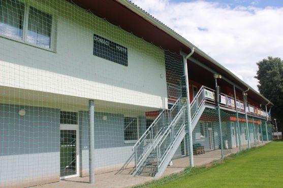 Broumovské fotbalové hřiště má nové hodiny. Poprvé je vyzkouší internacionálové ČR