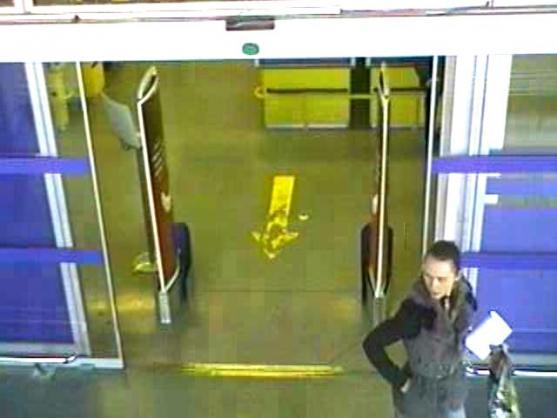 Žena platila cizí kartou. Policie žádá veřejnost o pomoc