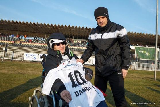 Handicapovaný Daniel Šanovec z Meziměstí dostal dres od hradeckého fotbalisty Marka Kuliče