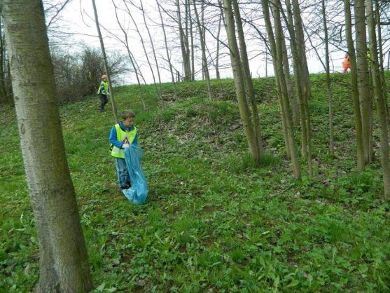 Děti z jetřichovské školy se připojily k jarnímu úklidu Broumovska