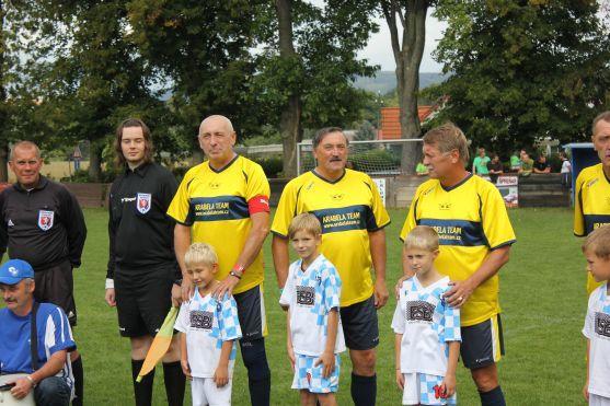 Tým fotbalových legend a herců Arabela pobavil broumovské publikum