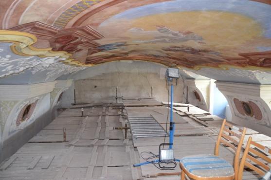 Hejtman uspořádal výjezdní zasedání krajské rady. Na Kuksu a v Broumově představil radním projekty na oživení významných památek