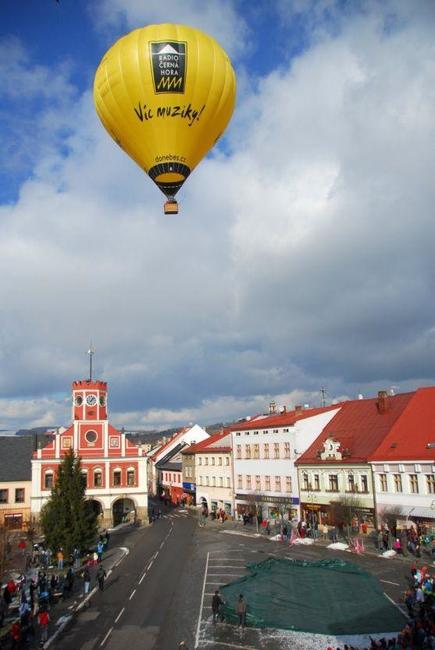 100 startů balónu. První start z polického náměstí. Nabídka, která se neodmítá