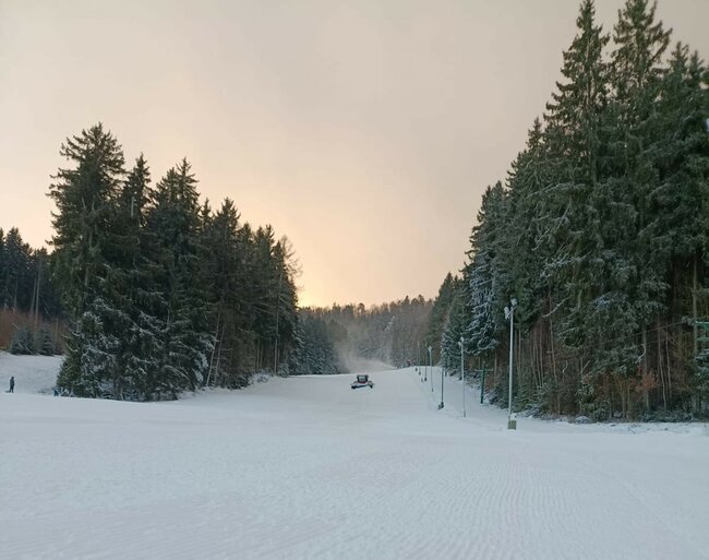 Na Silvestra na sjezdovku. Už dva lyžařské areály na Broumovsku zahájily provoz