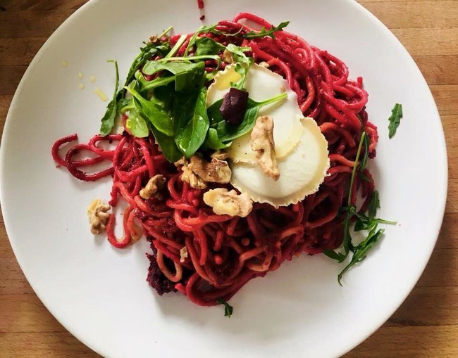 Špagety s marinovanou řepou a kozím sýrem od Lenky Hlaváčkové