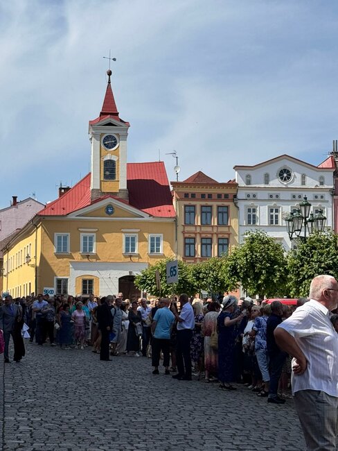 Broumov slavil 80 let gymnázia. Průvod, hudba i vzpomínky.