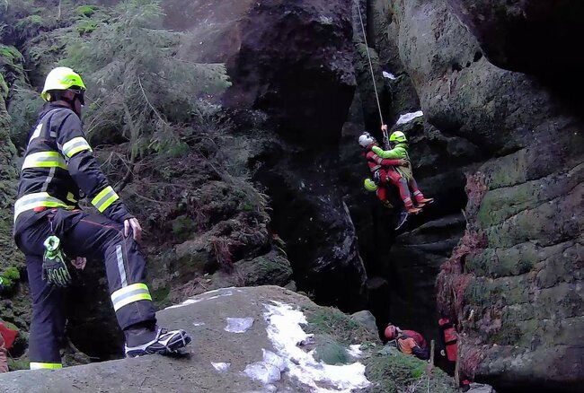 Úrazů ve skalním terénů přibývá. Podíl na tom mají i sociální sítě