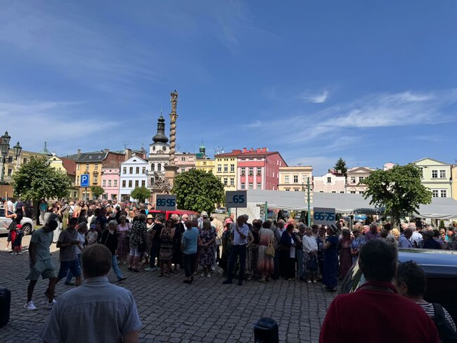 Broumov slavil 80 let gymnázia. Průvod, hudba i vzpomínky.