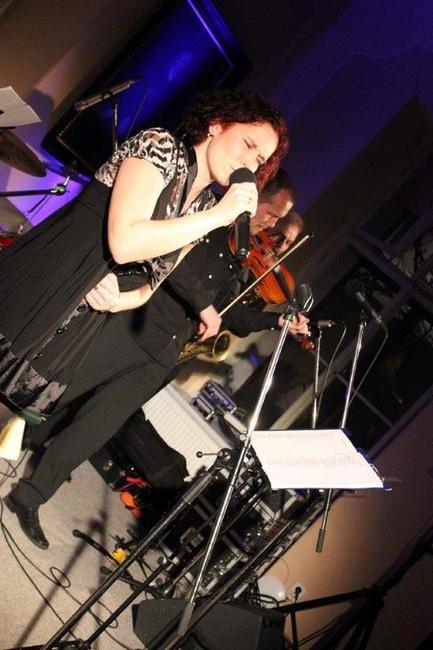 Šansonový recitál 6NaChodníku ukončil letošní broumovské ArtCafé