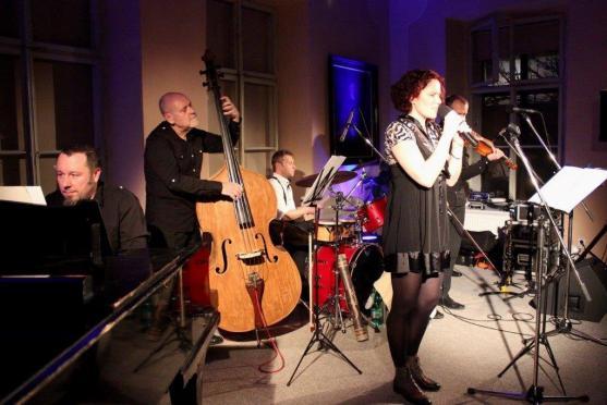 Šansonový recitál 6NaChodníku ukončil letošní broumovské ArtCafé