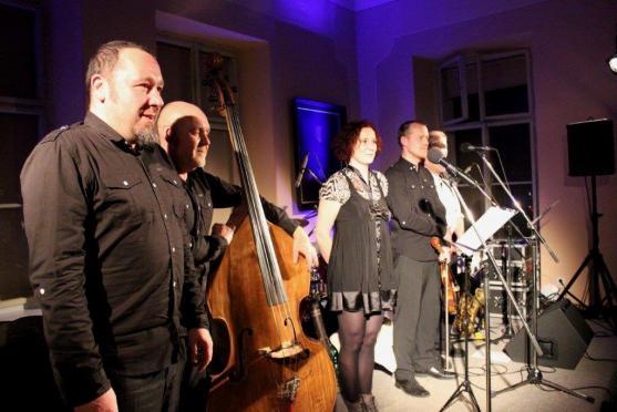 Šansonový recitál 6NaChodníku ukončil letošní broumovské ArtCafé