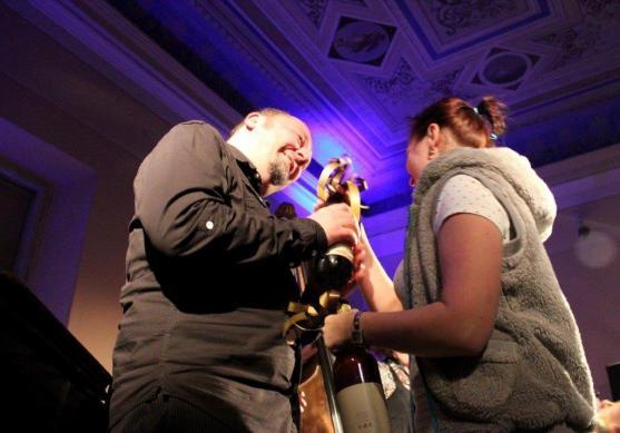 Šansonový recitál 6NaChodníku ukončil letošní broumovské ArtCafé