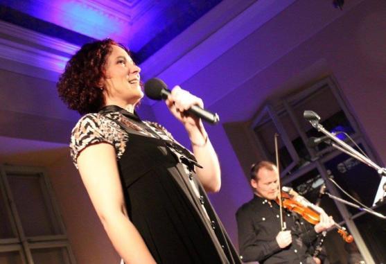 Šansonový recitál 6NaChodníku ukončil letošní broumovské ArtCafé