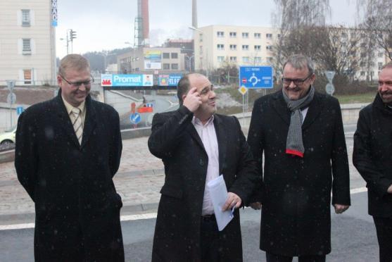 Nový kruhový objezd urychlí průjezd městem. Při slavnostním otevření se všichni shodli, že Náchod obchvat města potřebuje