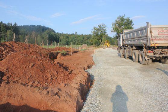 Jetřichovská křižovatka. Příští týden se položí asfalt a od 1. září objížďka končí