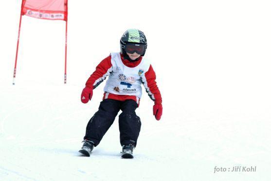 V Teplicích nad Metují startovalo ve veřejném závodě v obřím slalomu 55 mladých lyžařů