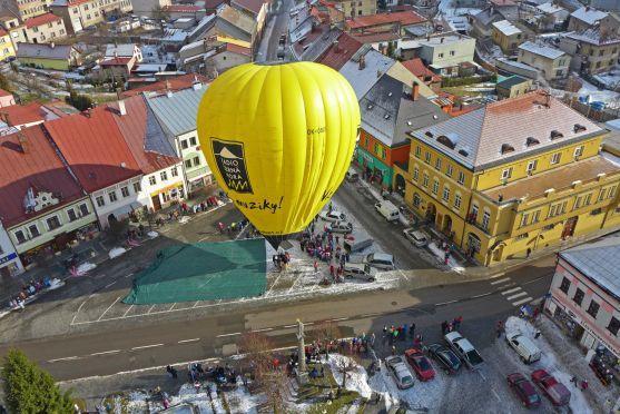 Odlet balónu z Police nad Metují odstartoval projekt 100 startů z českých měst