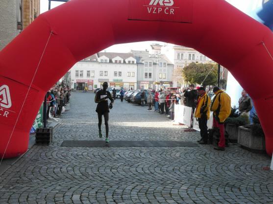 Traťové rekordy silničního běhu Hronov - Náchod nepadly