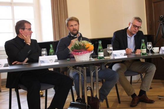 2. Broumovské diskuse otevřely debatu na téma Mír. Diskutovat přijeli Pavel Bělobrádek, Václav Cílek i Tomáš Holub